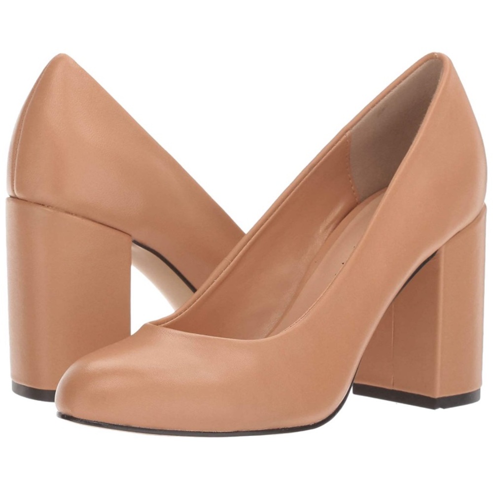 LIKE NEW Nude Bella Vita heels size 9.5 WIDE